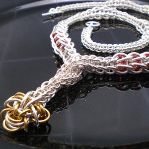 A double "twist" forms the bail for the "viper" center piece