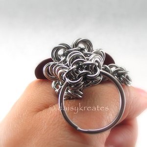 Chainamille Pet Dragon has big eyes and carries a split ring
