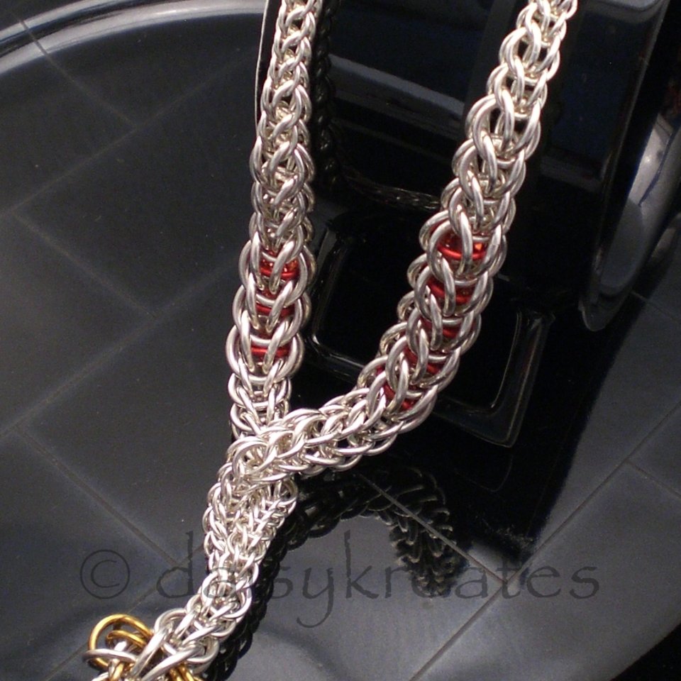 Asymmetrical graduated design shows off the organic feature of the necklace