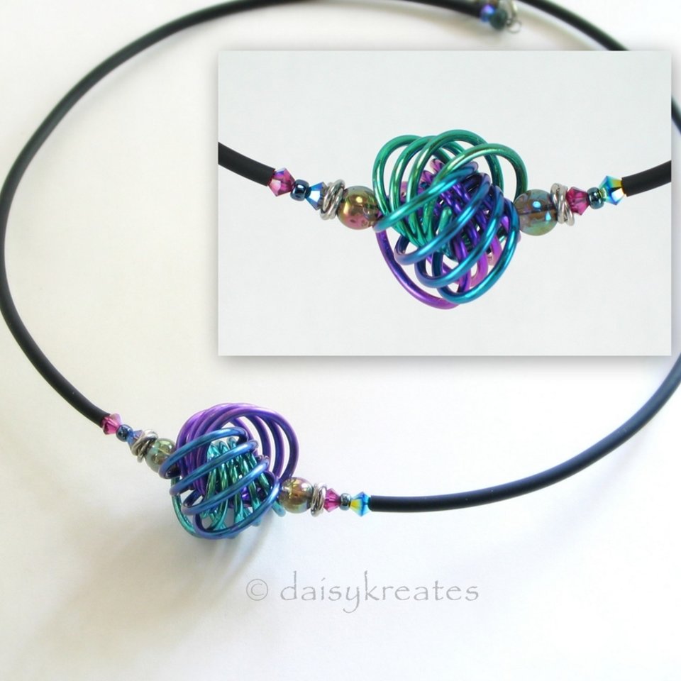 Three-Color Danish Knot Choker Necklace in Anodized Niobium