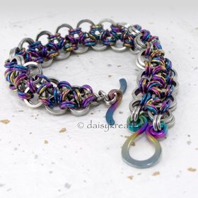 Chainmaille Japanese Lace Bracelet with color coordinated Fern toggle clasp